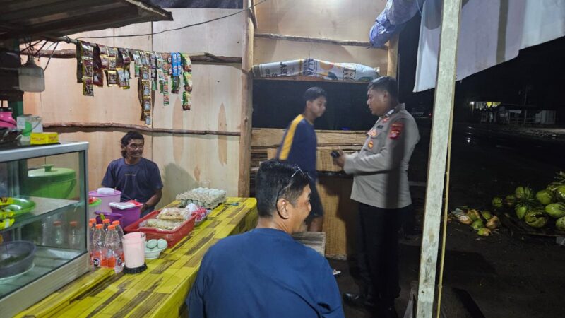 Anggota Polsek Bukit Batu Sambangi Warung, Untuk Jaga Suasana Aman di Kelurahan Tumbang Tahai