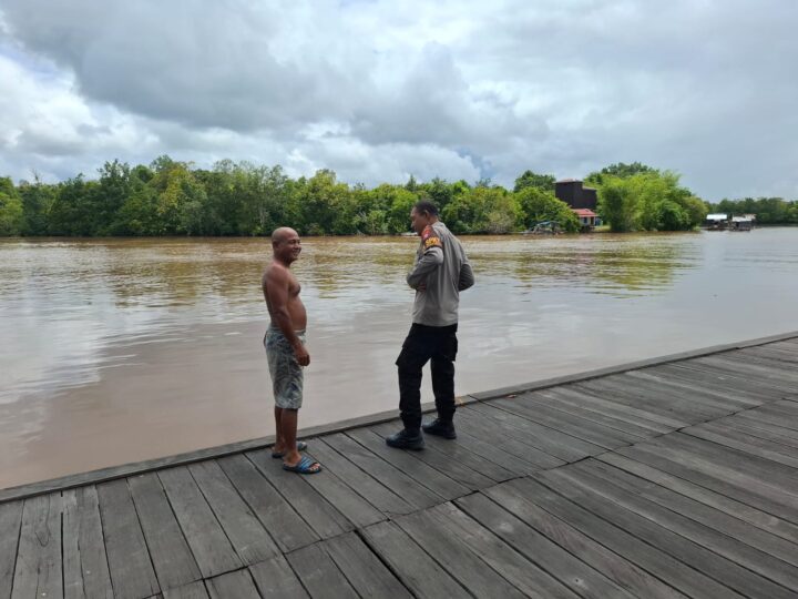 Antisipasi Banjir, Polsek Bukit Batu Pantau Debit Air Sungai Rungan
