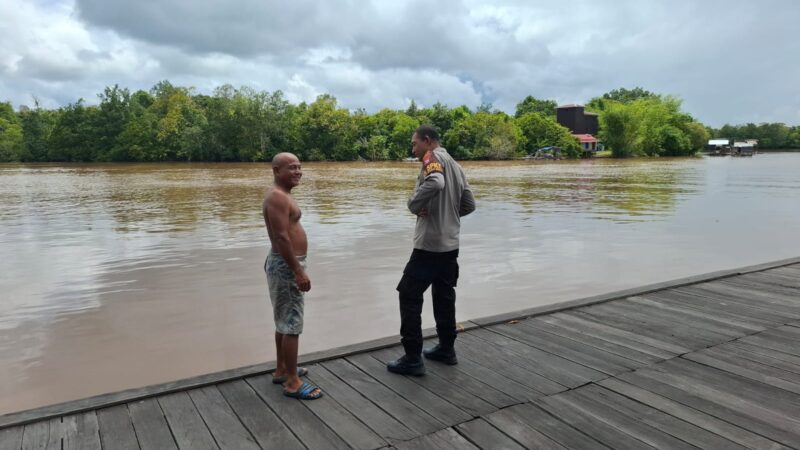 Antisipasi Banjir, Polsek Bukit Batu Pantau Debit Air Sungai Rungan