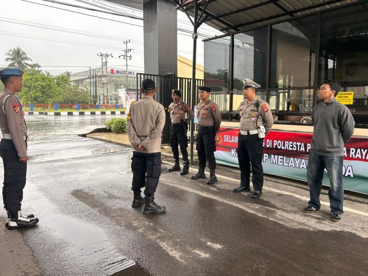 Momen Akhir Pekan, Piket Pamapta II SPKT Polresta Palangka Raya Pimpin Serah Terima Tugas Jaga