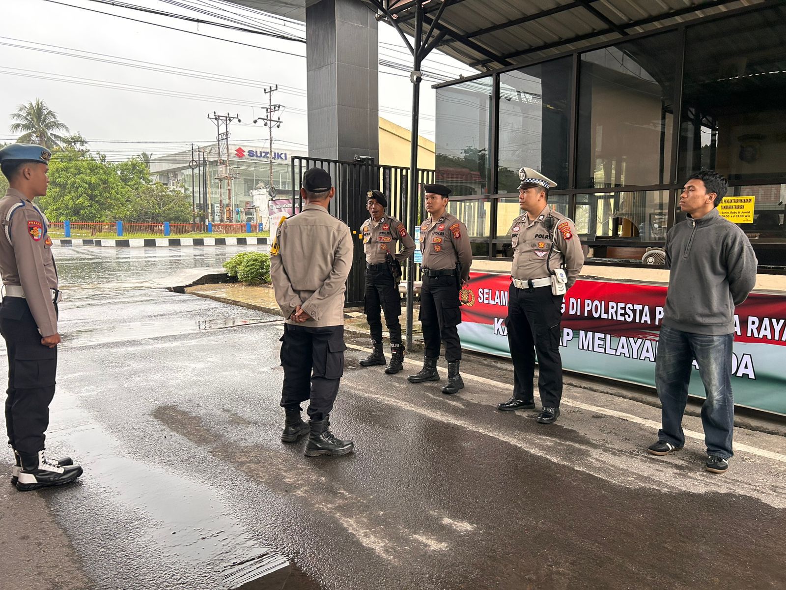 Momen Akhir Pekan, Piket Pamapta II SPKT Polresta Palangka Raya Pimpin Serah Terima Tugas Jaga