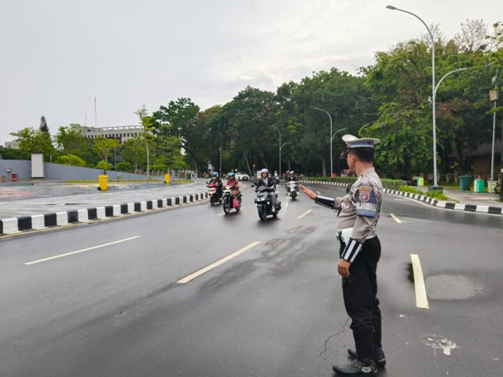Personel Turjawali Satlantas Polresta Palangka Raya Laksanakan Pengaturan Lalu Lintas Pagi di Titik Padat Kota