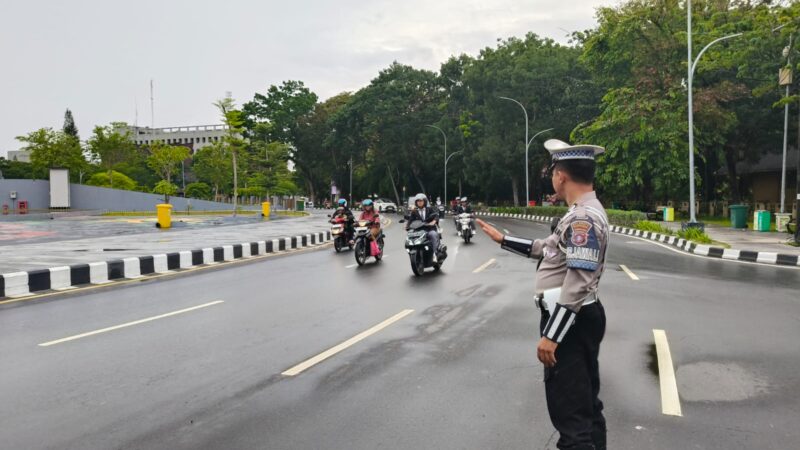 Personel Turjawali Satlantas Polresta Palangka Raya Laksanakan Pengaturan Lalu Lintas Pagi di Titik Padat Kota