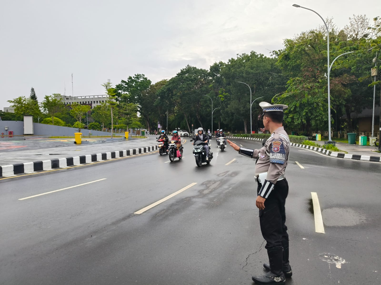 Personel Turjawali Satlantas Polresta Palangka Raya Laksanakan Pengaturan Lalu Lintas Pagi di Titik Padat Kota