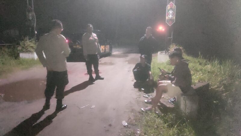 Hampiri Warga di Pinggir Jalan, Patroli Polsek Bukit Batu Tanamkan Rasa Aman