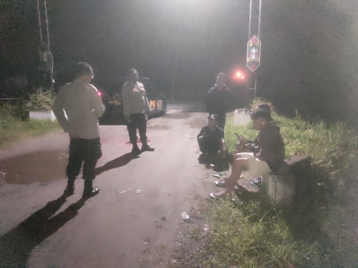 Hampiri Warga di Pinggir Jalan, Patroli Polsek Bukit Batu Tanamkan Rasa Aman