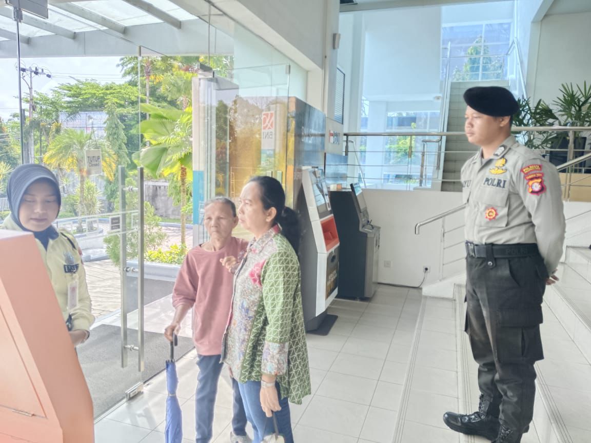 Personel Satpamobvit Polresta Palangka Raya Perketat Pengamanan di Kantor Bank