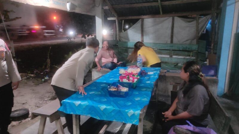 Wujudkan Keamanan Malam Hari, Polsek Bukit Batu Patroli Sambangi Warga Sei Gohong