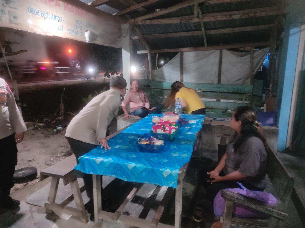Wujudkan Keamanan Malam Hari, Polsek Bukit Batu Patroli Sambangi Warga Sei Gohong