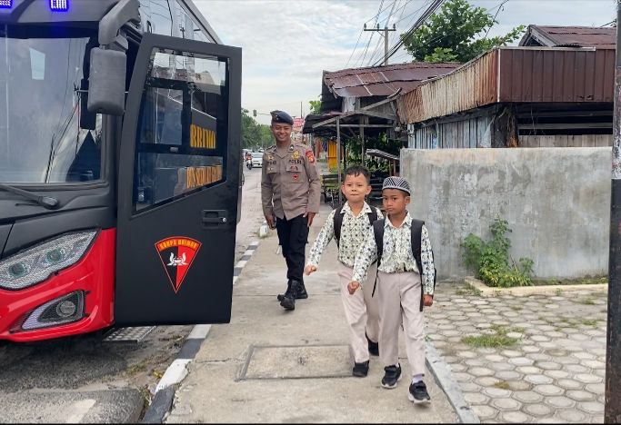 Brimob Kalteng Antar Senyum ke Sekolah, Lewat Program Bus Sekolah Gratis