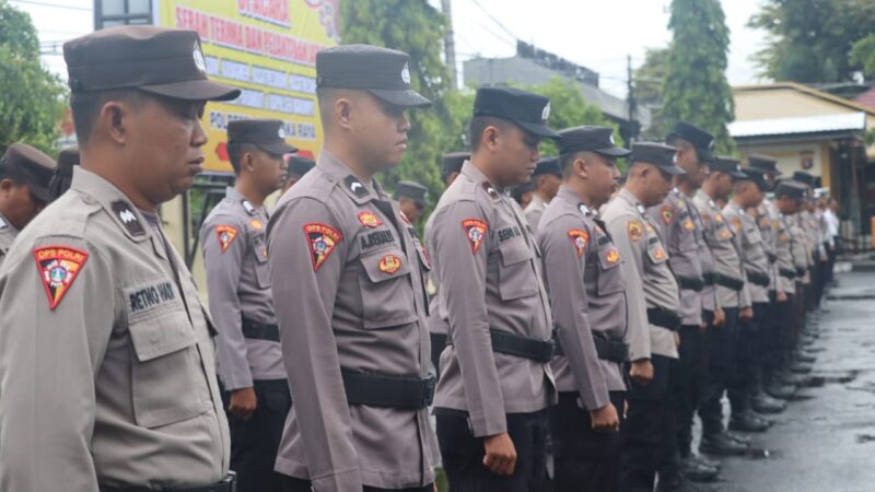 Di Bawah Rintik Hujan, Kapolresta Palangka Raya Pimpin Apel Pagi Personel