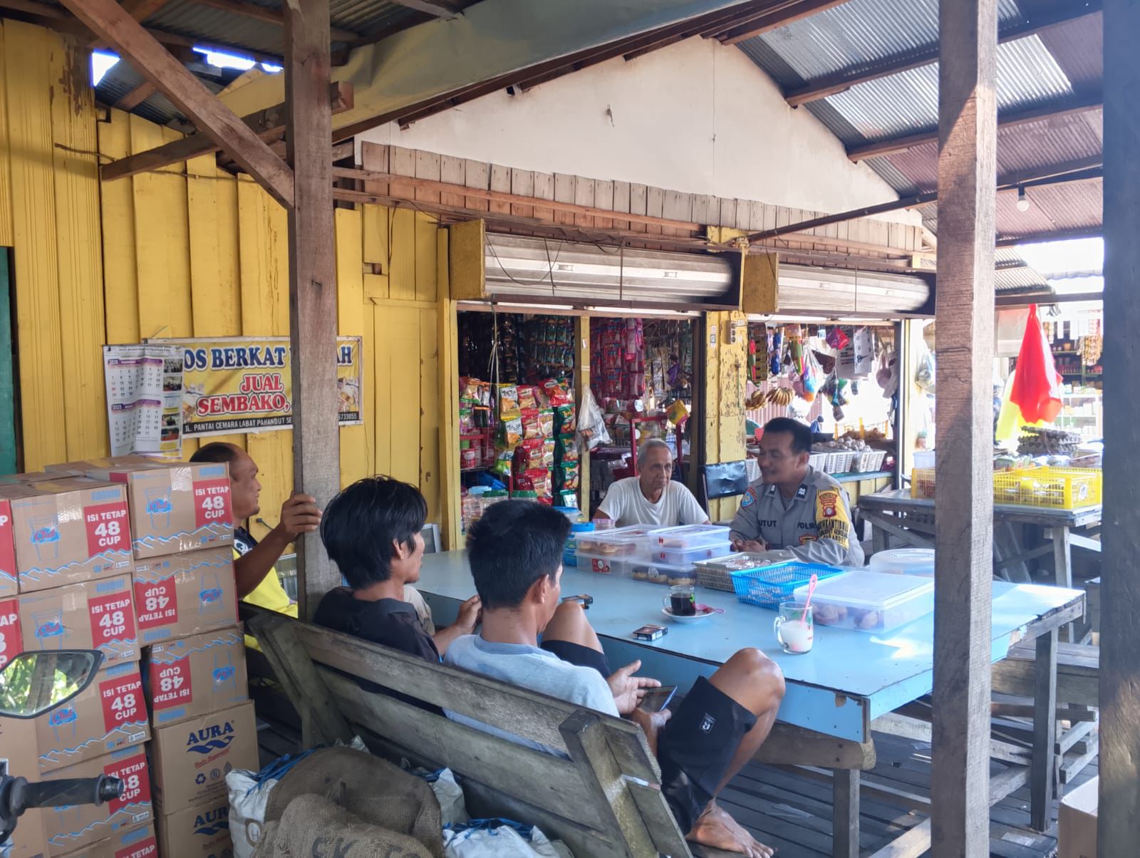 Bhabinkamtibmas Pahandut Seberang Sambang Warga, Sampaikan Pesan Kamtibmas