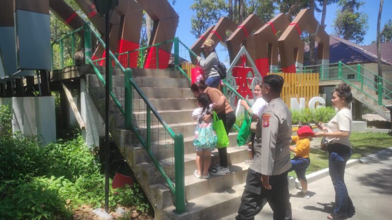 Personel Polsek Bukit Batu di Objek Wisata Kota Hutan Nyaru Menteng Berkah untuk Pastikan Keamanan