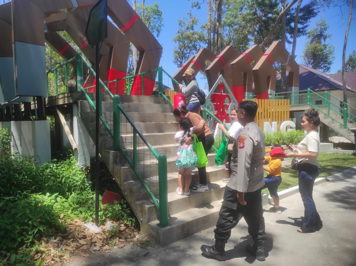 Personel Polsek Bukit Batu di Objek Wisata Kota Hutan Nyaru Menteng Berkah untuk Pastikan Keamanan