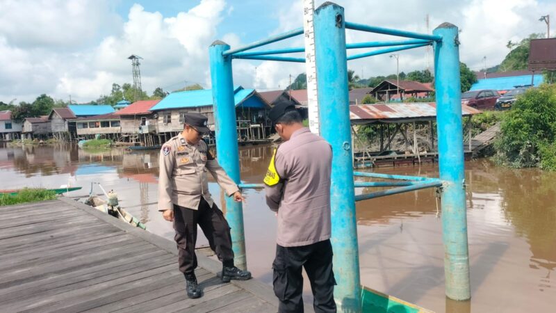 Antisipasi Banjir, Polsek Bukit Batu Pantau Ketinggian Debit Air Sungai Rungan