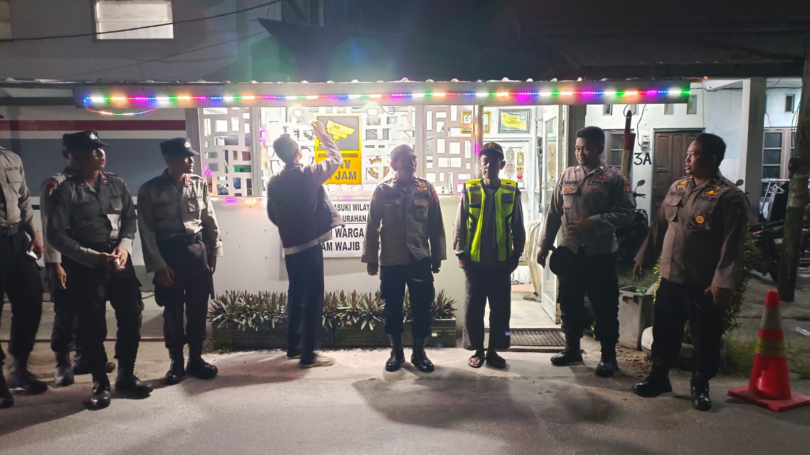 Siswa Latja SPN Polda Kalteng Laksanakan Patroli dan Sosialisasi di Pos Satkamling Jalan Bama Raya