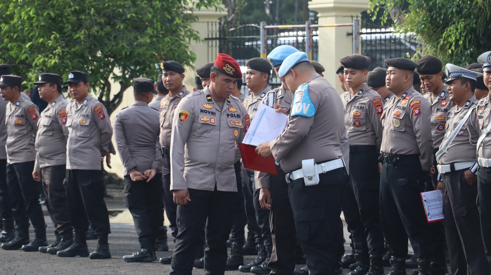 Jaga Disiplin Personel, Seksi Propam Periksa Absensi Polresta Palangka Raya Jelang Apel Pagi