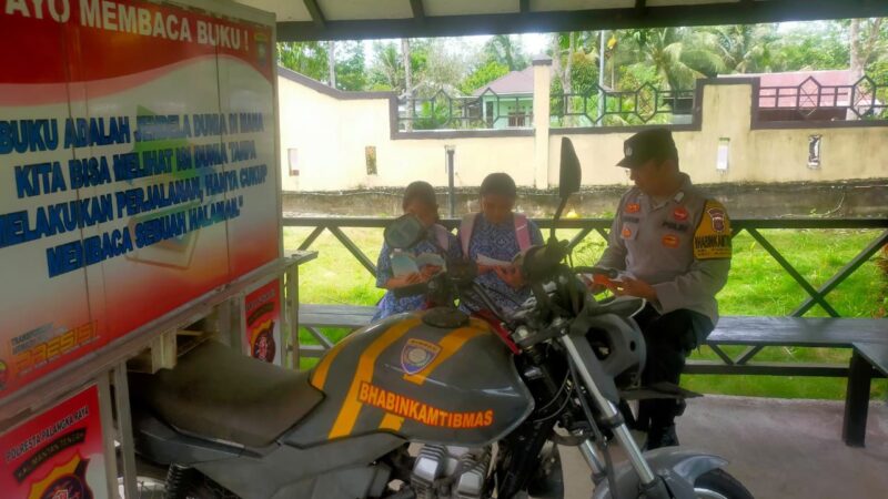 Bhabinkamtibmas di Polsek Rakumpit Laksanakan Program Bajaka Presisi untuk Dorong Minat Baca Warga