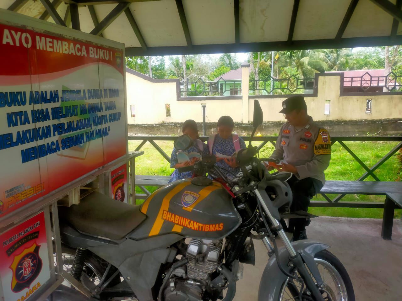 Bhabinkamtibmas di Polsek Rakumpit Laksanakan Program Bajaka Presisi untuk Dorong Minat Baca Warga