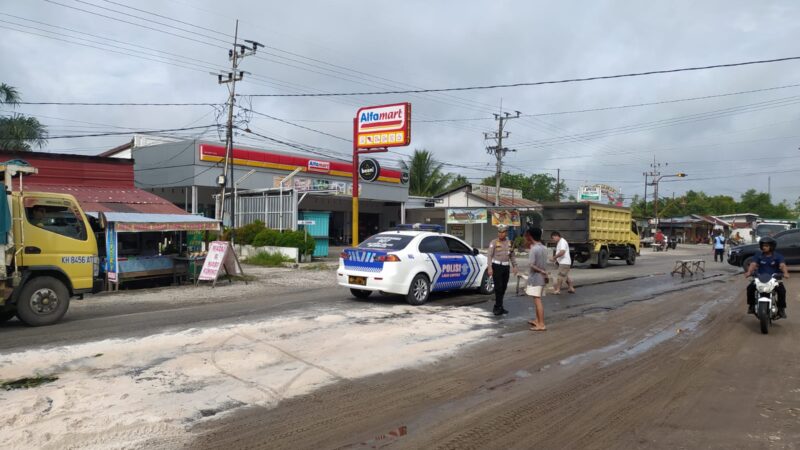 Cegah Kecelakaan, Kanit Turjawali Pimpin Langsung Penanganan Tumpahan Solar di Jalan Tjilik Riwut