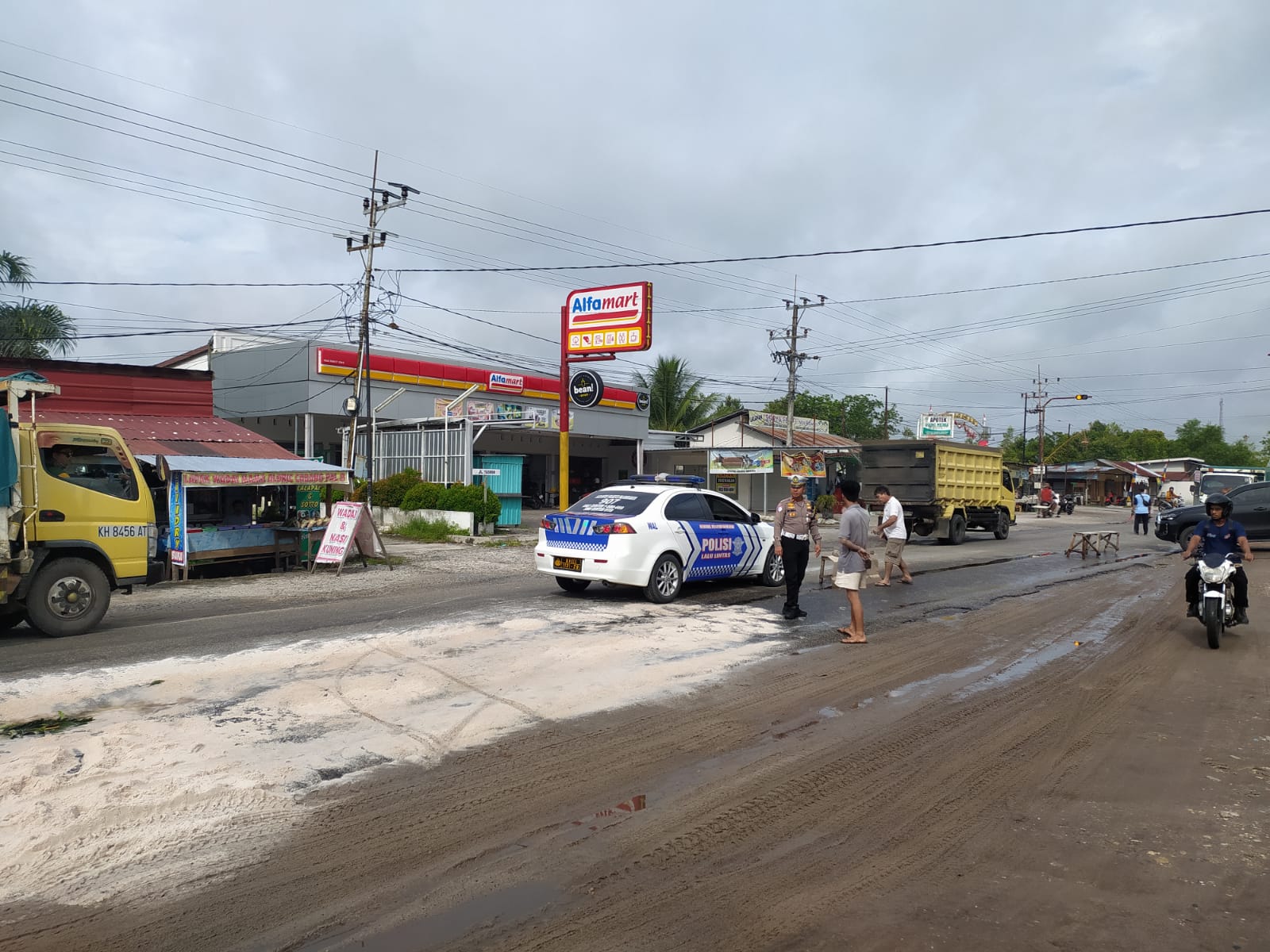 Cegah Kecelakaan, Kanit Turjawali Pimpin Langsung Penanganan Tumpahan Solar di Jalan Tjilik Riwut