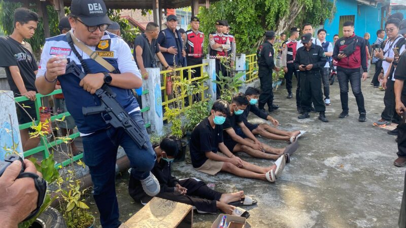 Operasi Pemulihan Kampung Rawan Narkotika : Brimob Kalteng Back Up BNN Lakukan Pembersihan Narkotika Di Puntun