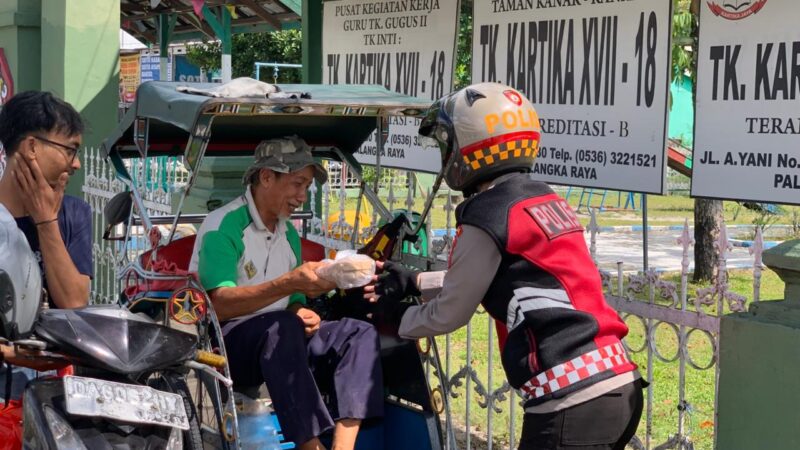 Wujudkan Kepedulian Sesama, Personel Polwan Ditsamapta Polda Kalteng Bagikan Makan Gratis Kepada Masyarakat Sembari Berpatroli