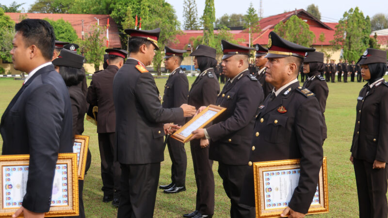 Peringati Hari Pahlawan, Kapolda Kalteng Beri Penghargaan 7 Personel dan 3 Satker Berprestasi