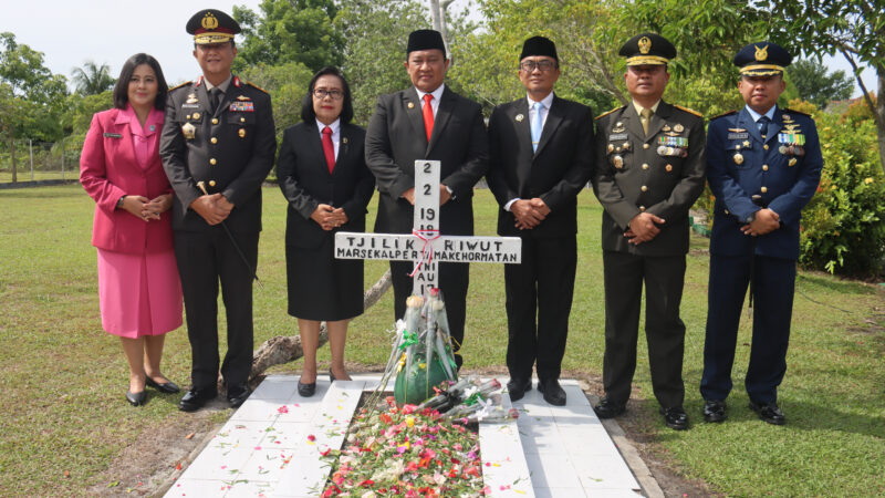 Kenang Jasa Pahlawan, Polda Kalteng Gelar Ziarah dan Tabur Bunga di TMP Sanaman Lampang