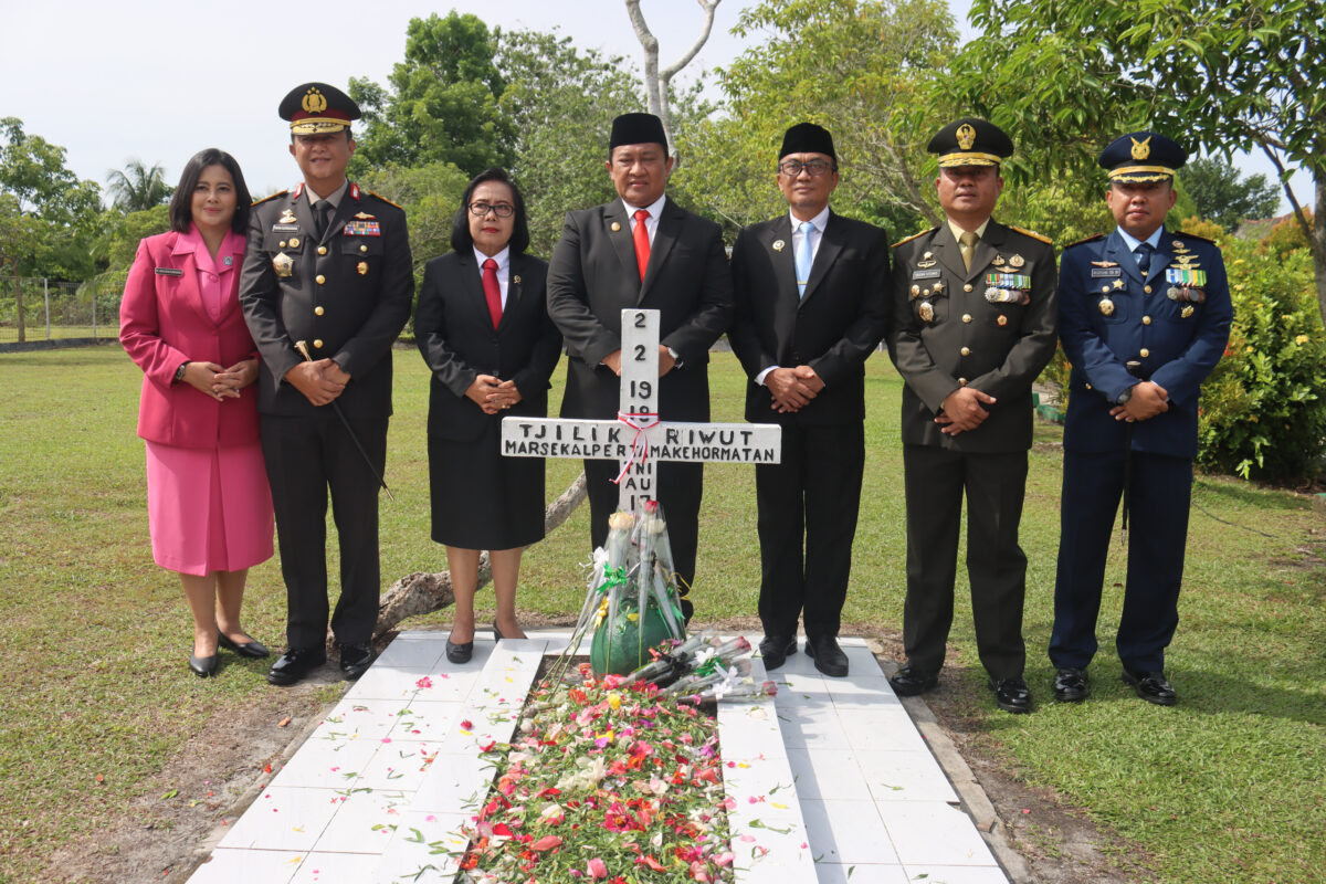 Kenang Jasa Pahlawan, Polda Kalteng Gelar Ziarah dan Tabur Bunga di TMP Sanaman Lampang