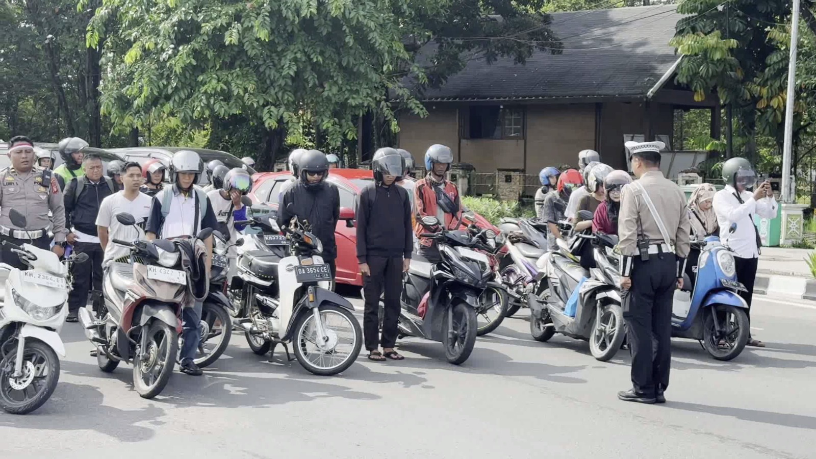 Peringati Hari Pahlawan Ditlantas Polda Kalteng Wujudkan Penghormatan Kepada Pahlawan, Lewat Mengheningkan Cipta Bersama Pengguna Jalan