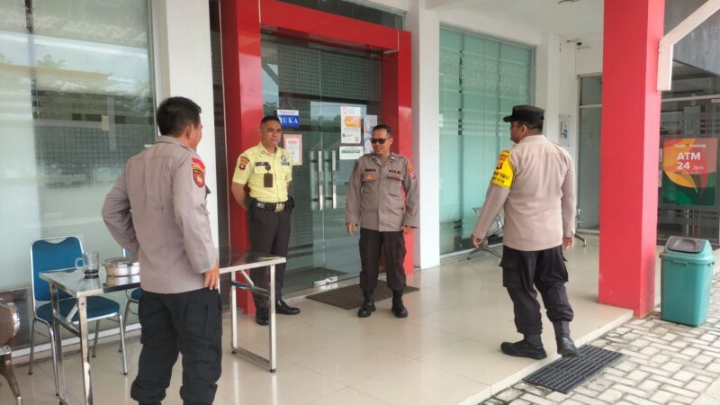 Datangi Satpam, Personel Polsek Bukit Batu Tinjau Keamanan di Bank Kalteng