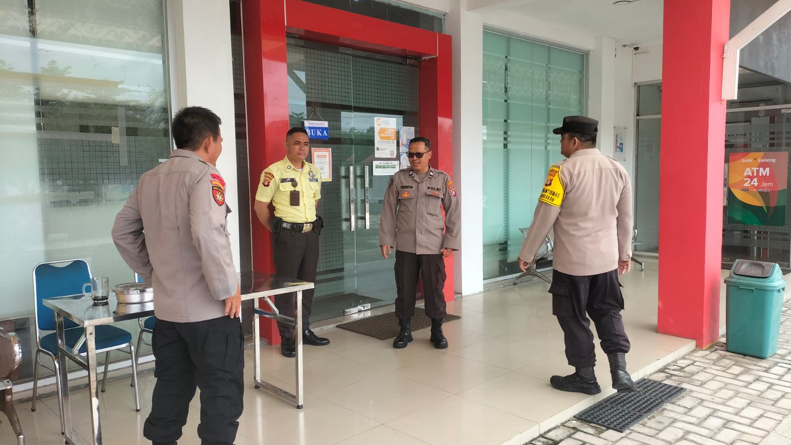 Datangi Satpam, Personel Polsek Bukit Batu Tinjau Keamanan di Bank Kalteng