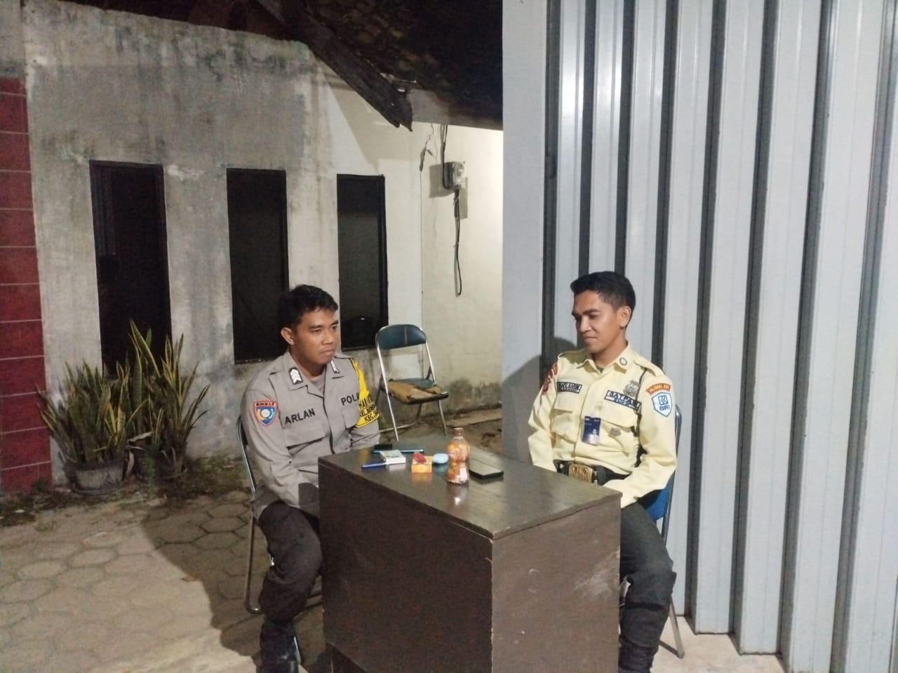 Polsek Sabangau Lakukan Patroli Sambang ke Kantor BRI Kalampangan untuk Jaga Keamanan Perbankan