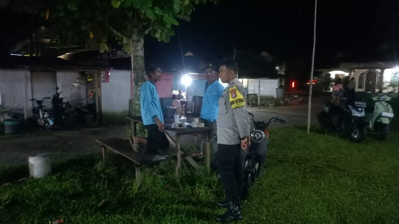 Walaupun Gerimis, Polsek Sabangau Tetap Pantau Keamanan di Pasar Rakyat Kalampangan