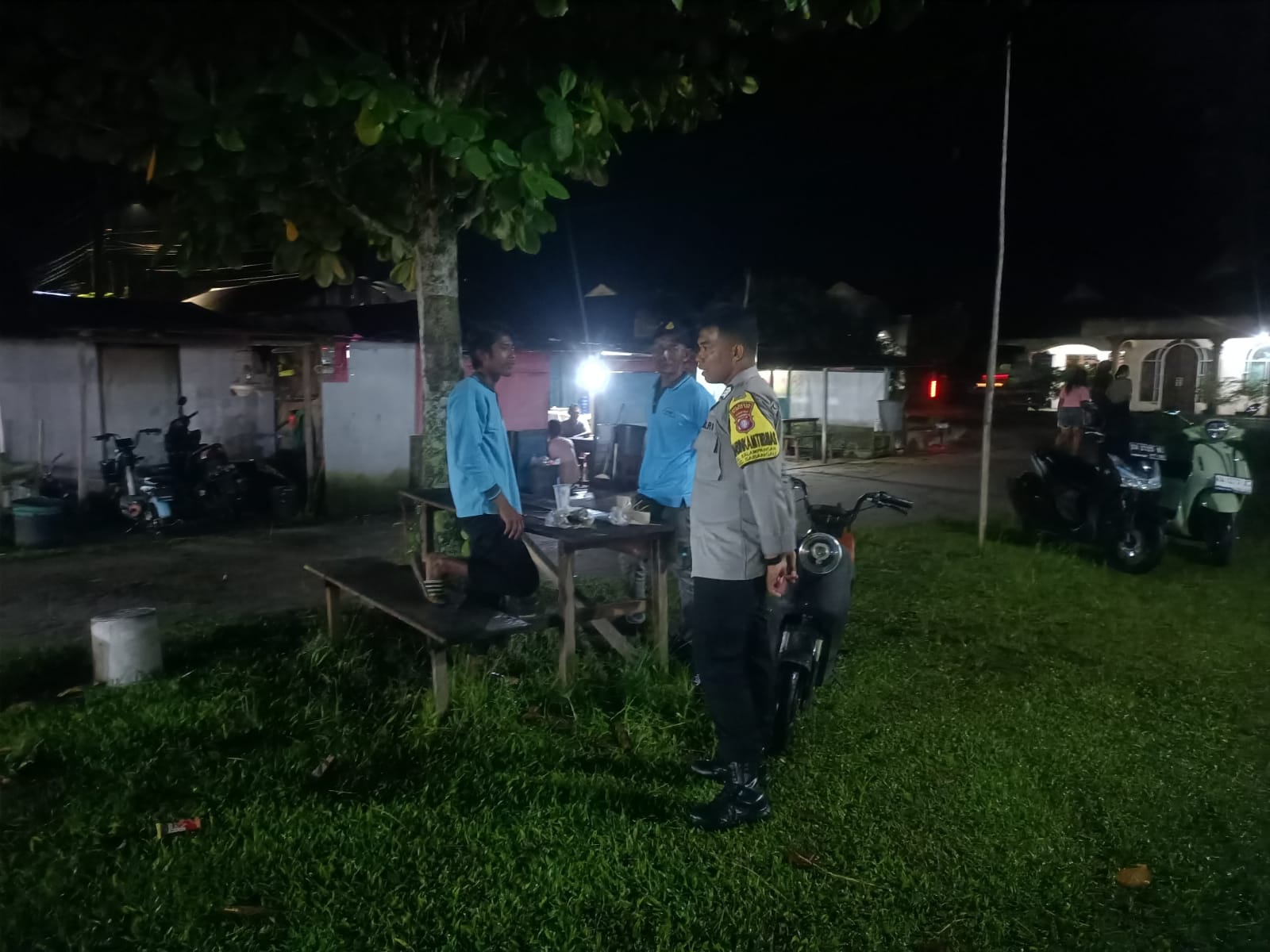 Walaupun Gerimis, Polsek Sabangau Tetap Pantau Keamanan di Pasar Rakyat Kalampangan