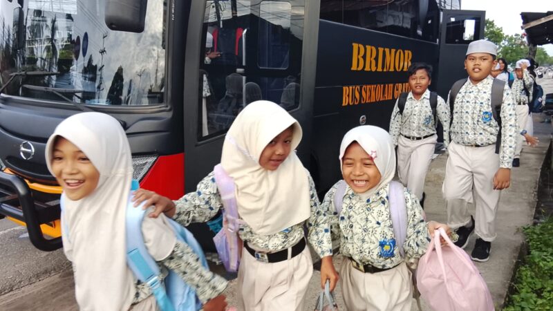 Program Bus Sekolah Brimob Kalteng Ringankan Beban Orang Tua, Wujud Nyata Kepedulian untuk Pendidikan