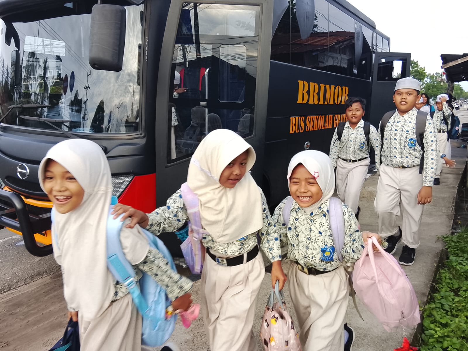 Program Bus Sekolah Brimob Kalteng Ringankan Beban Orang Tua, Wujud Nyata Kepedulian untuk Pendidikan