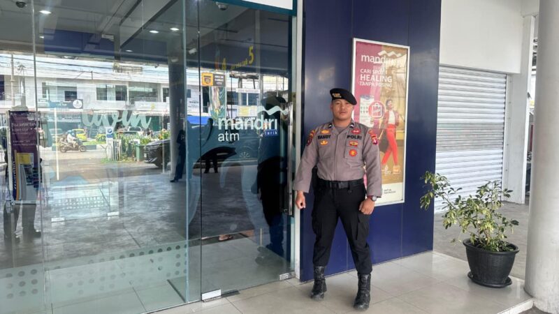 Personel Satpamobvit Polresta Palangka Raya Perketat Pengamanan di Area Perbankan