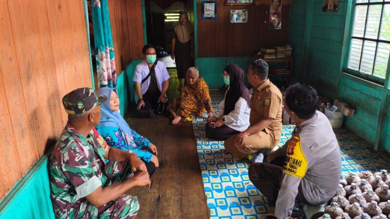 Bhabinkamtibmas Polsek Sabangau Dampingi Layanan Kesehatan Lansia di Kelurahan Danau Tundai