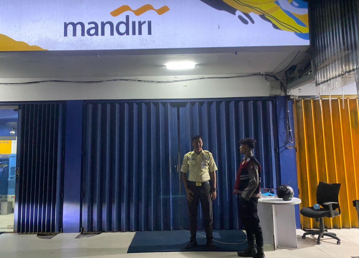 Alasan Keamanan, Patroli Satsamapta Polresta Palangka Raya Sambangi Kantor Bank Mandiri