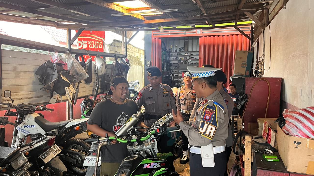 Sambangi Bengkel Modifikasi, Personel Ops Zebra Telabang Sosialisasikan Kamseltibcarlantas dan Larangan Knalpot Brong