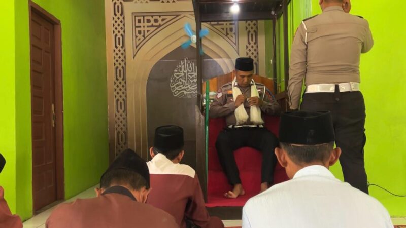 Di Tengah Ops Zebra Telabang 2025, Satlantas Polres Kotim Jadi Khotib Sholat Jumat dan Beri Himbauan Kamseltibcar Lantas