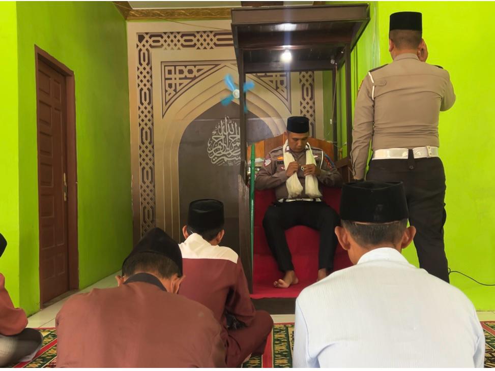 Di Tengah Ops Zebra Telabang 2025, Satlantas Polres Kotim Jadi Khotib Sholat Jumat dan Beri Himbauan Kamseltibcar Lantas