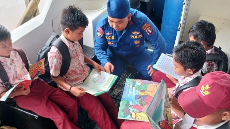 Ditpolairud Polda Kalteng Dukung Dunia Pendidikan Lewat Kapal Melek Huruf KP XVIII-1006