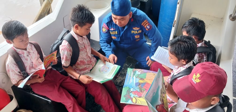 Ditpolairud Polda Kalteng Dukung Dunia Pendidikan Lewat Kapal Melek Huruf KP XVIII-1006