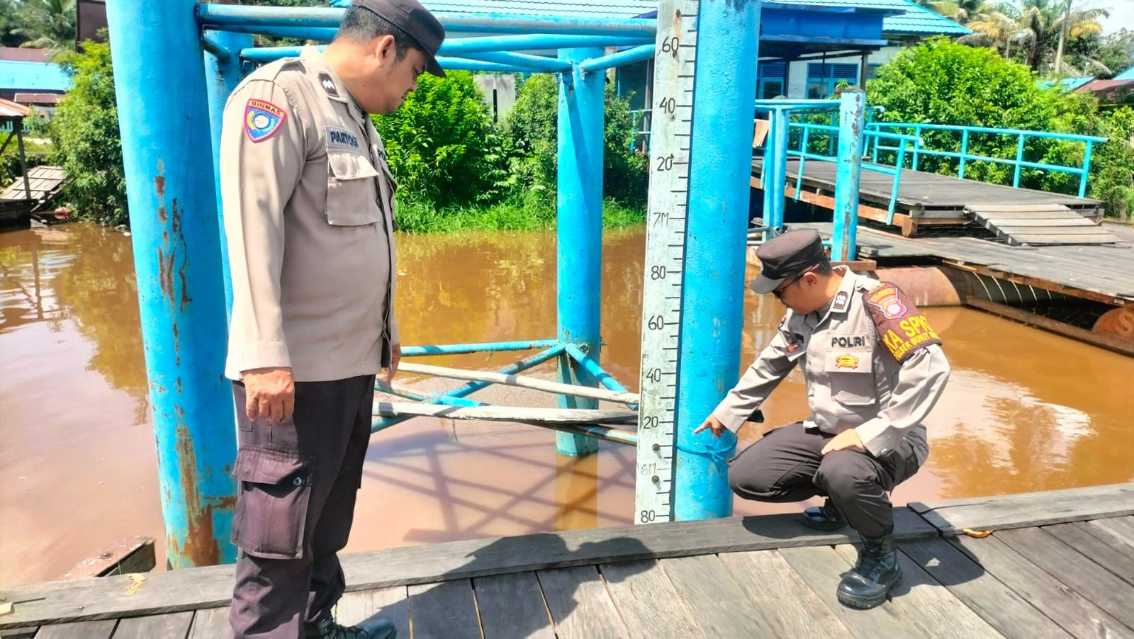 Polsek Bukit Batu Pantau Ketinggian Debit Air Sungai Rungan di Kelurahan Tangkiling