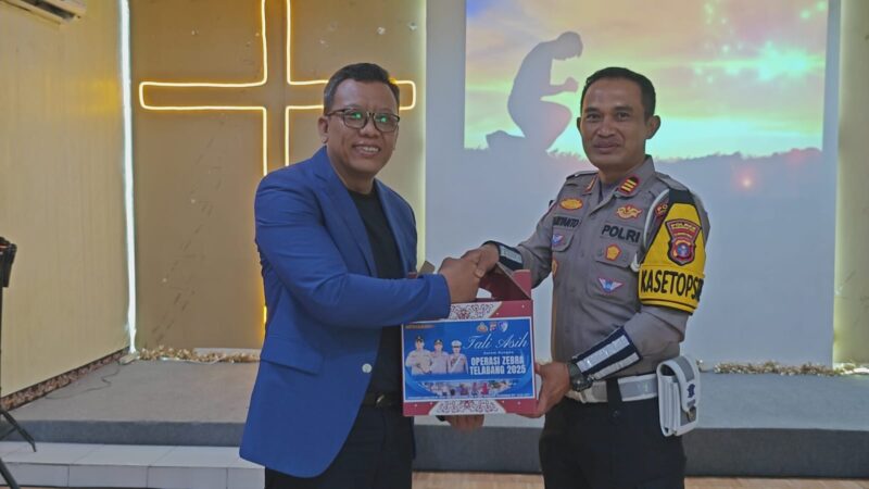 Satlantas Polres Kotim Sampaikan Pesan Keselamatan di Mimbar Gereja, Serahkan Tali Asih dalam Rangka Ops Zebra Telabang 2025