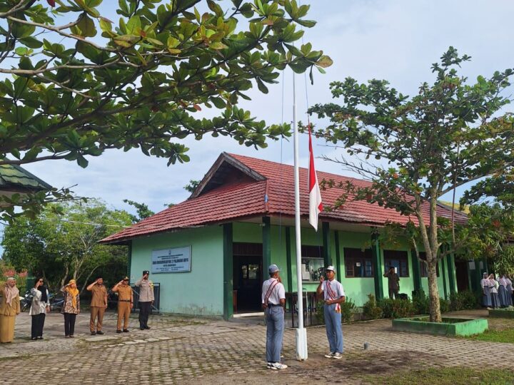 Polsek Sabangau Sampaikan Imbauan Kamtibmas Saat Jadi Pembina Upacara di SMA Muhammadiyah 2 Palangka Raya