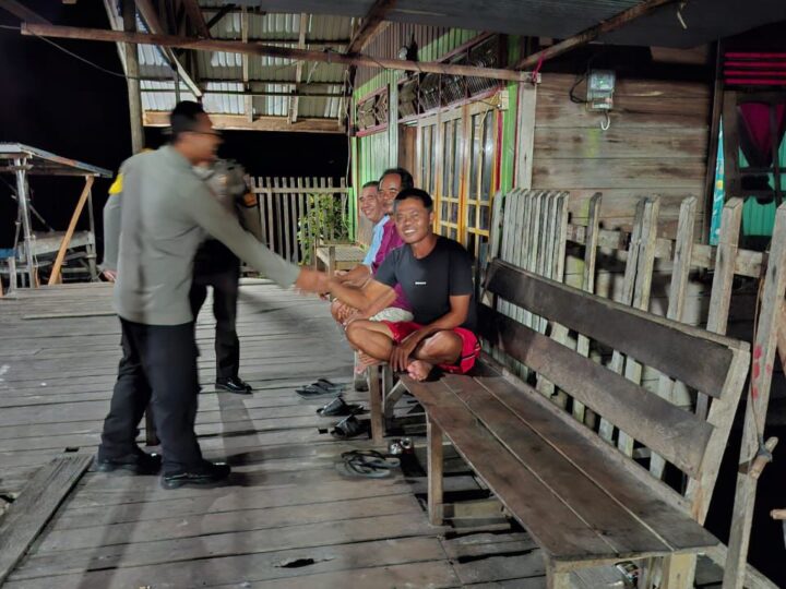 Dalam Patroli Sambang, Polsek Bukit Batu Ajak Warga Tangkiling Jaga Keamanan Lingkungan